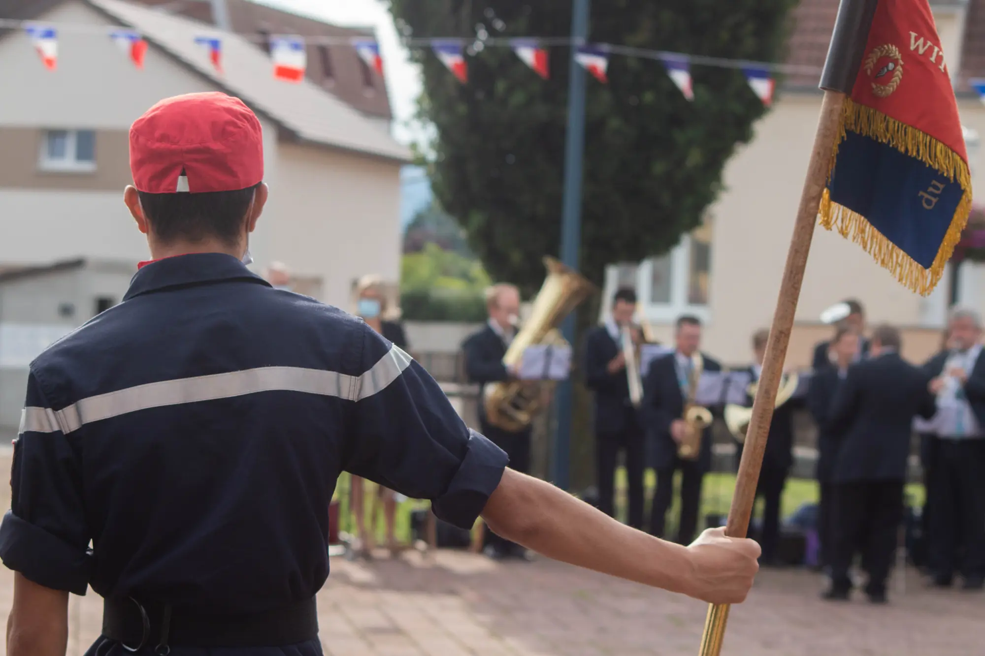 Cérémonie du 14 Juillet 2021 à Wittelsheim, jeunes sapeus pompier de wittelsheim-cenray de dos